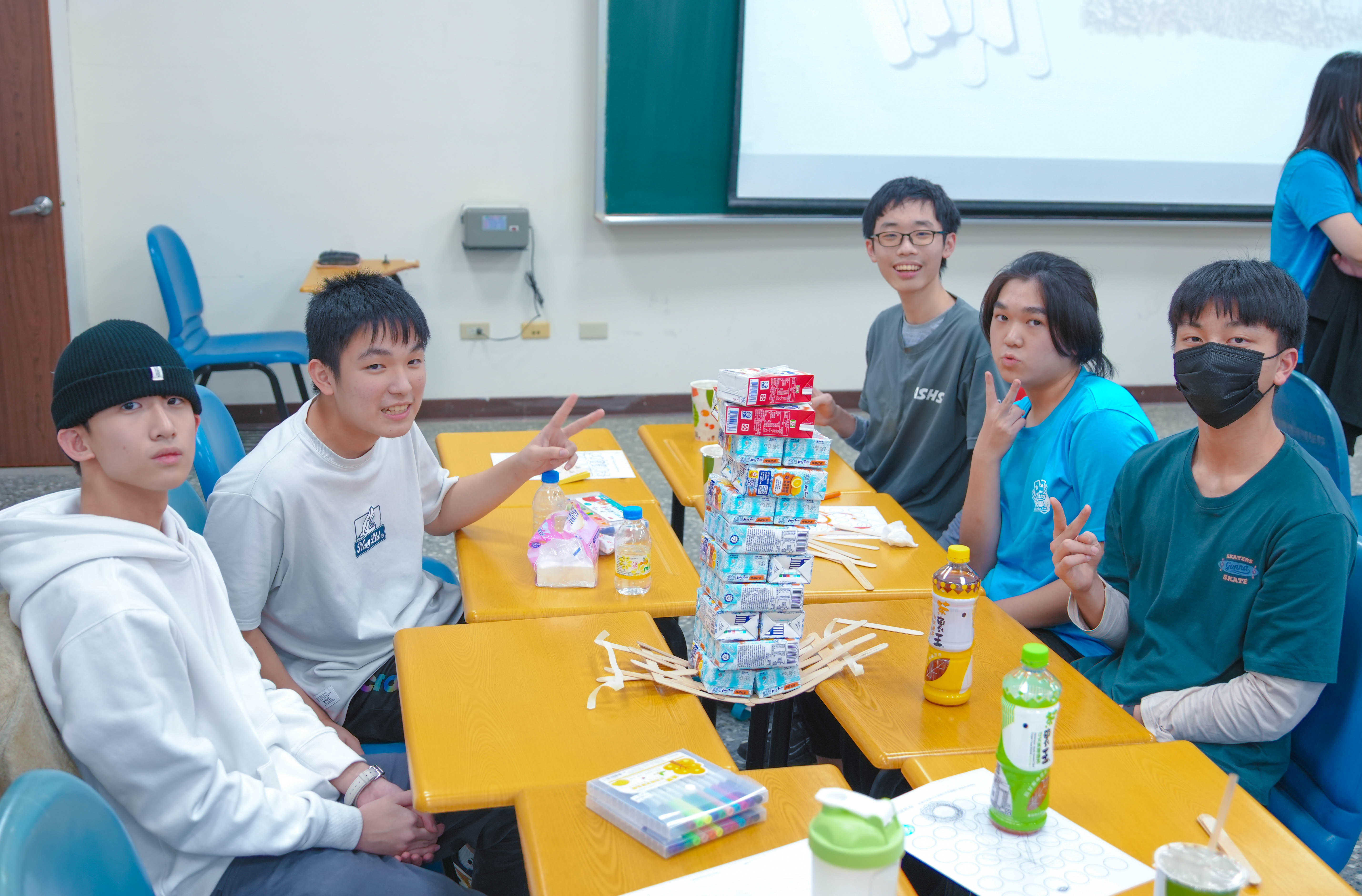 圖說-同學們以無膠水冰棒棍架構挑戰承重 圖說-同學們以無膠水冰棒棍架構挑戰承重